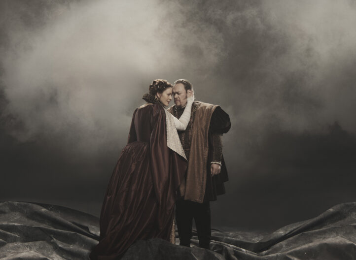 Cine Yelmo emite en directo la producción de Macbeth firmada por Louisa Proske desde el Met de Nueva York. Lise Davidsen y Quinn Kelsey enabezan el reparto de la tragedia de Shakespeare musicalizada por Verdi, siendo así una de sus obras maestras. En el foso, Yannick Nézet-Séguin será el encargado de la dirección musical de una función que podrá disfrutarse en la gran pantalla el próximo 17 de octubre. 