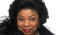 Fallece la soprano Martina Arrollo, quien desarrolló una destacada carrera internacional y cantó cerca de 200 funciones en el Metropolitan Opera de Nueva York, a los 90 años. Su trayectoria estuvo marcada por sus interpretaciones de Verdi y por su compromiso con la formación de jóvenes artistas.
