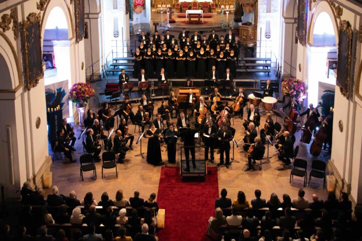 ガリシア交響楽団とロベルト・ゴンサレス=モンハス、ボゴタ国際宗教音楽祭でモーツァルトのプログラムを演奏
