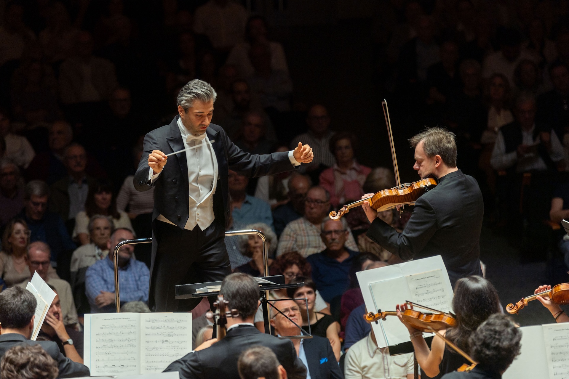 Sobredosis de redundancias. La OCNE y Afkham conquistan el Palau de la Música de ValènciaTEMPORA DE ABONO DEL PALAU DE LA MÚSICA. Orquesta Nacional de España. Programa: Obras de Walton (Concierto para violín y orquesta) y Rajmáninov (Segunda sinfonía). Solista: Frank Peter Zimmermann (violín). Director: David Afkham. Lugar: Palau de la Música. Entrada: Alrededor de 1.700 espectadores (prácticamente lleno). Fecha: viernes, 23 octubre 2026 (repetido el sábado 24).