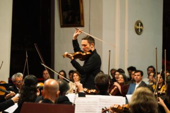 La Sinfónica de Galicia y González-Monjas, cuando la excelencia triunfa en BogotáXV FESTIVAL INTERNACIONAL DE MÚSICA SACRA DE BOGOTÁ. Obras de Mozart (Concierto para violín y orquesta número 1. Réquiem). Solistas: Roberto González Monjas (violín), Elizabeth Guerrero (soprano), Josefina Brivio (mezzosoprano), Israel Díaz Enríquez (tenor), Xavier Fernández Santa María (barítono). Coro Nacional del Perú (director: Javier Súnico). Orquesta Sinfónica de Galicia. Director: Roberto González Monjas. Lugar: Bogotá, Iglesia de San Ignacio. Fecha: viernes, 2 octubre 2026.