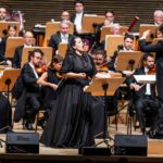 Sherezade en el Upper West Side con el Teatro Real Durante unos días de octubre, Madrid y Nueva York se cambiaron las orquestas como esos matrimonios que en agosto se prestan la casa y se dejan las llaves bajo el felpudo. Dudamel y su Filarmónica ocuparon el Auditorio Nacional los días 13 y 14. Al día siguiente, la Orquesta Titular del Teatro Real se instalaba en el David Geffen Hall, salón de la Filarmónica. Ya quisiera la diplomacia oficial firmar intercambios tan equilibrados.