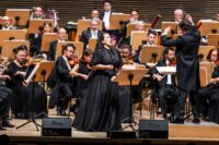 Sherezade en el Upper West Side con el Teatro Real Durante unos días de octubre, Madrid y Nueva York se cambiaron las orquestas como esos matrimonios que en agosto se prestan la casa y se dejan las llaves bajo el felpudo. Dudamel y su Filarmónica ocuparon el Auditorio Nacional los días 13 y 14. Al día siguiente, la Orquesta Titular del Teatro Real se instalaba en el David Geffen Hall, salón de la Filarmónica. Ya quisiera la diplomacia oficial firmar intercambios tan equilibrados.